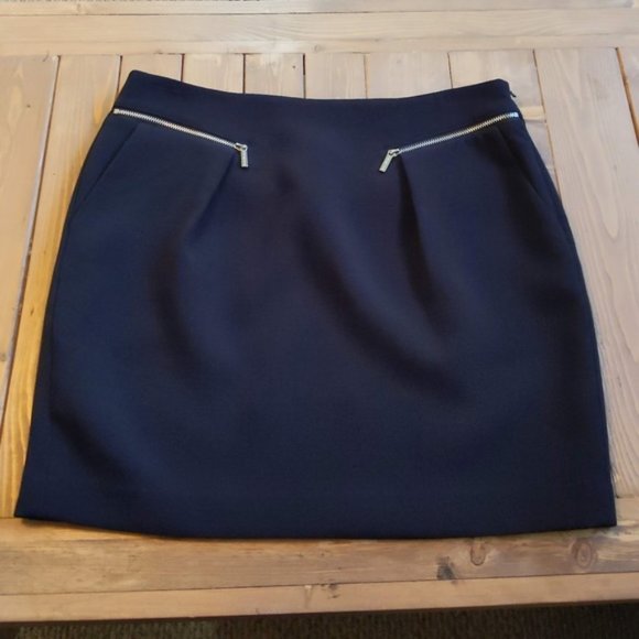 Michael Kors Black Mini Skirt with Front Zipper Detail - Picture 11 of 12